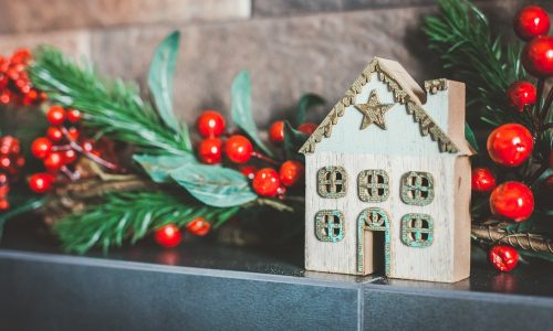 christmas-decors-on-a-shelf